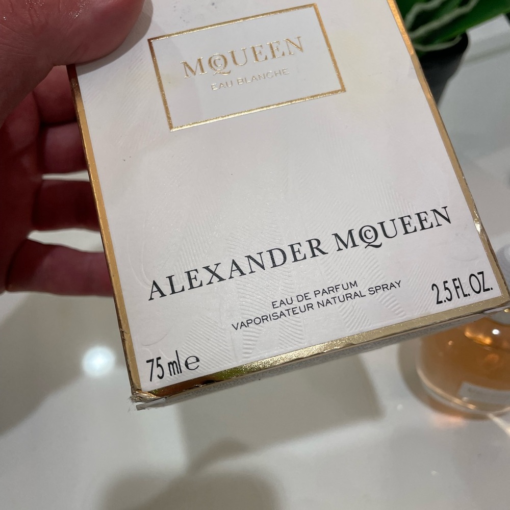 Alexander McQueen Women’s Eau de Perfume Blanche 2.5 Oz perfume Made in … - Picture 8 of 8